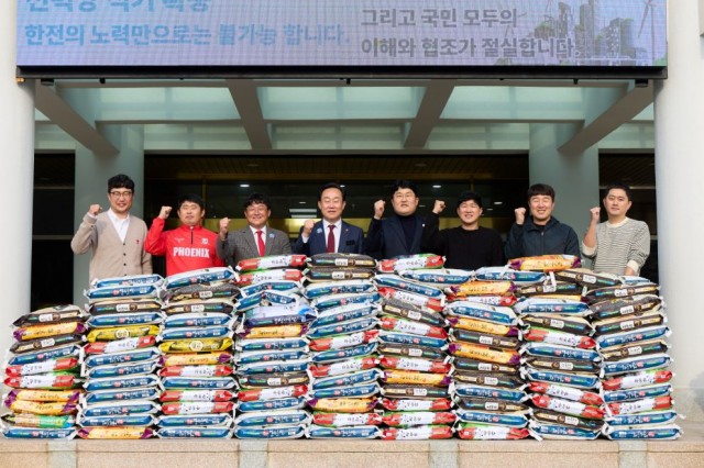 12. 3. - 통영시, 피닉스클럽 이·취임식 기념 겨울철 이웃돕기 실천 2.jpg