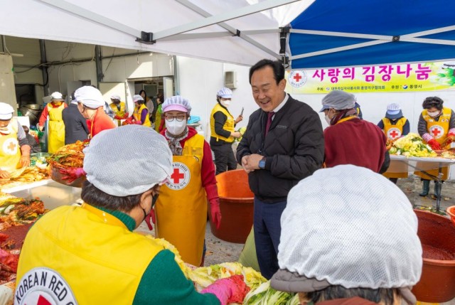 12 12. 9. - 통영시, 적십자의 따뜻한 겨울나눔 “사랑을 절이고 희망을 버무리다” 1.jpg