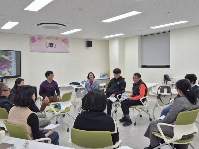 6-3 6-3. 보도사진 2(거제시가족센터, 은퇴(예정)자 및 생애전환기 지역주민 대상 집단상담 종료).jpg