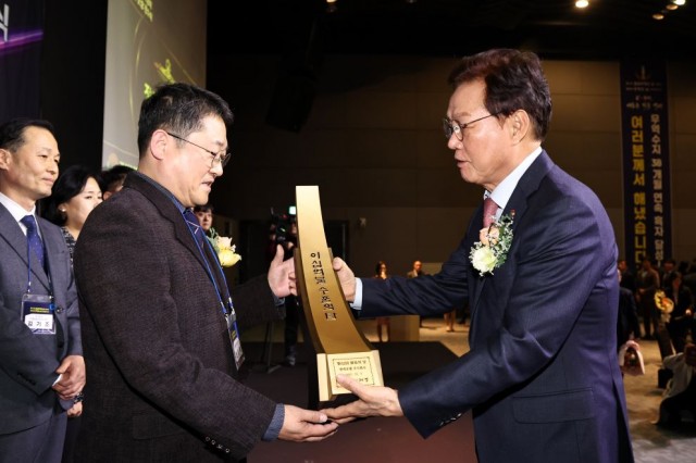 경남무역인상시상식(4)-무역의날정부포상수출탑시상(현대로템주식회사20억불탑) 경남무역인상시상식(4)-무역의날정부포상수출탑시상(현대로템주식회사20억불탑).jpg