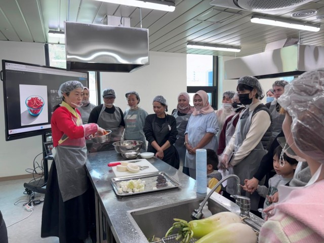 10-2 10-2. 보도사진 1(외국인·다문화가정과 함께한 ‘깍두기 만들기’ 지역사회 나눔으로 이어져).jpg