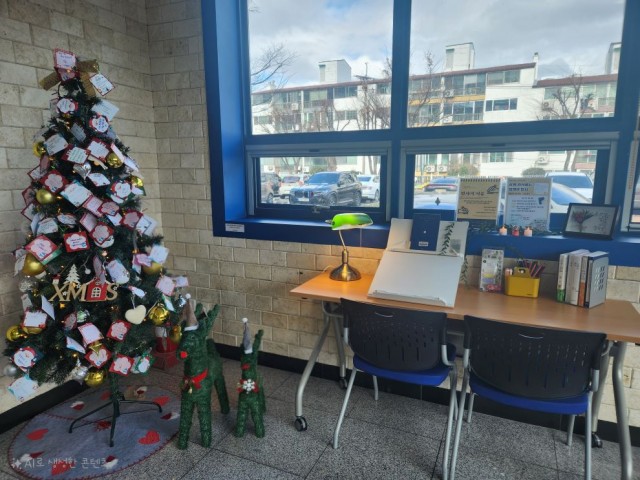 2-3 2-3. 보도사진2(필사공간-옥포도서관).jpg