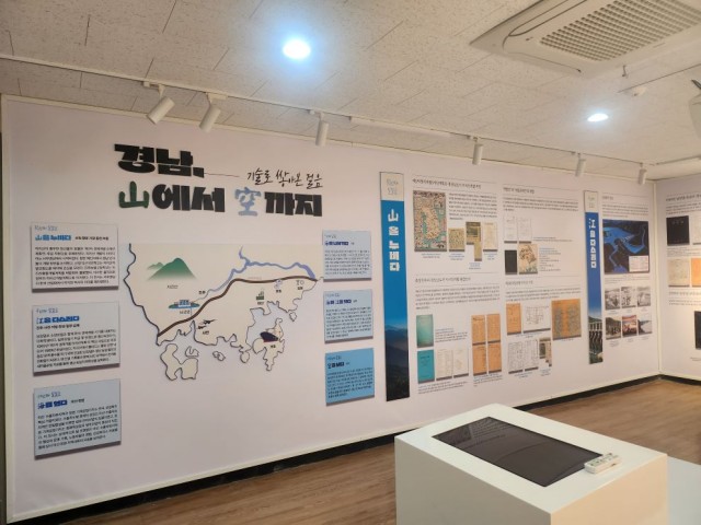 성과물전시전경 성과물전시전경.jpg