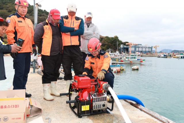 12 12. 16.- 통영시 도서면 화재 진화용 이동용 소방펌프 욕지면 연화도 전달식 개최 2.jpg