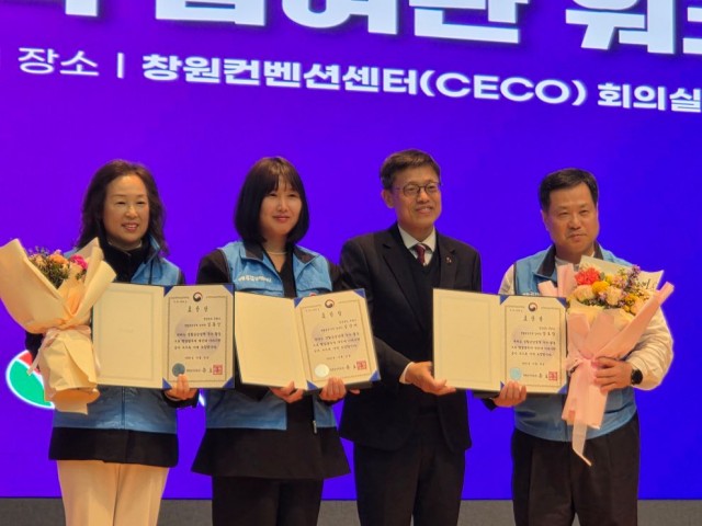 6-2. 보도자료사진1(제10기 거제시 생활공감정책참여단 김선미 대표， 행정안전부 장관 표창 수상).jpg