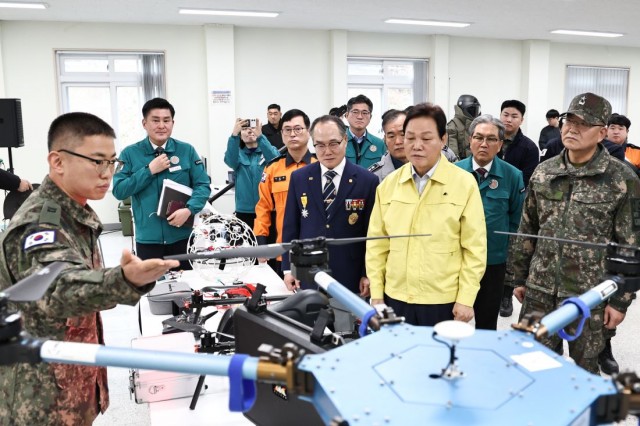 2025년4분기경상남도통합방위협의회(3)-드론전시참관(정인규경남도재향군인회장_박완수경남도지사_김진평제39보병사단장직무대리) 2025년4분기경상남도통합방위협의회(3)-드론전시참관(정인규경남도재향군인회장_박완수경남도지사_김진평제39보병사단장직무대리).jpg