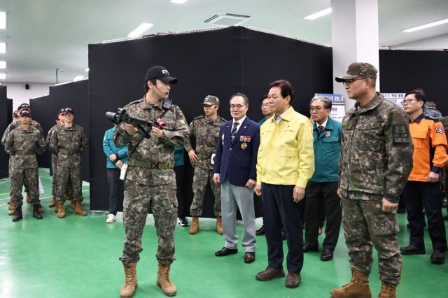 2025년4분기경상남도통합방위협의회(4)-모의사격체험참관(정인규경남도재향군인회장_박완수경남도지사_김진평제39보병사단장직무대리) 2025년4분기경상남도통합방위협의회(4)-모의사격체험참관(정인규경남도재향군인회장_박완수경남도지사_김진평제39보병사단장직무대리).jpg