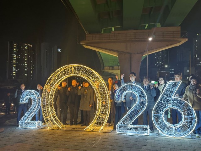 2-5 2-5. 보도사진 4(상동 골목형상점가 지정식 및 빛광장 점등식 개최).jpg