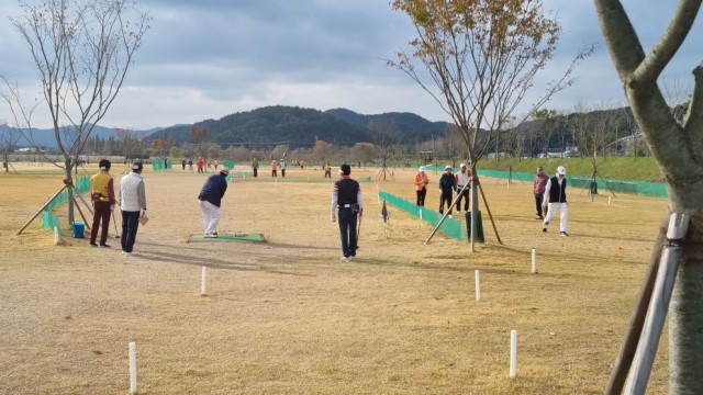 5-4 즐기며 걷고  지역도 웃는다! 고성 파크골프장 18홀에서 27홀 확대 개장.jpg