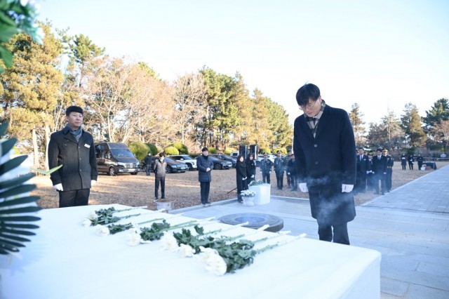 관련사진(거제시， 2026년 병오년 새해 맞아 신년참배) (1).jpg