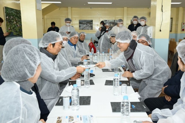 관련사진(변광용 거제시장, 거제 찾은 정청래 민주당 대표 만나 지역현안 건의)(2) 관련사진(변광용 거제시장, 거제 찾은 정청래 민주당 대표 만나 지역현안 건의)(2).jpg