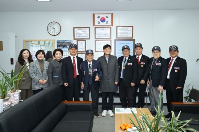 관련사진(거제시 신년맞이 보훈단체， 대한노인회 방문) (1).jpg