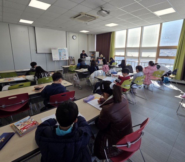 관련사진1(거제시립수양도서관， 『겨울 독서교실』로 초등 돌봄 공백 메운다).jpg