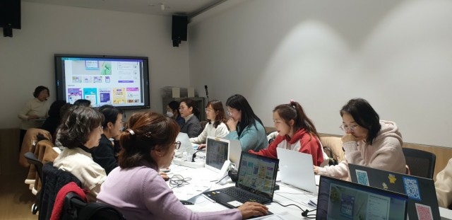 관련사진(거제시립장승포도서관 독서동아리 역량강화 캔바수업, 참여자 만족도 높아2) 관련사진(거제시립장승포도서관 독서동아리 역량강화 캔바수업, 참여자 만족도 높아2).jpg