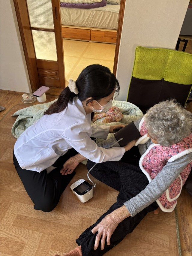 관련사진1(“거실이 곧 진료실” 화도 섬마을 어르신 대상 방문건강관리서비스 실시) 관련사진1(“거실이 곧 진료실” 화도 섬마을 어르신 대상 방문건강관리서비스 실시).jpg