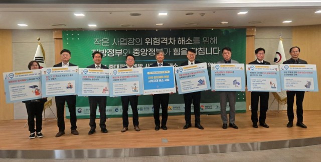 고용노동부공모사업업무협약식사진(2) 고용노동부공모사업업무협약식사진(2).jpg