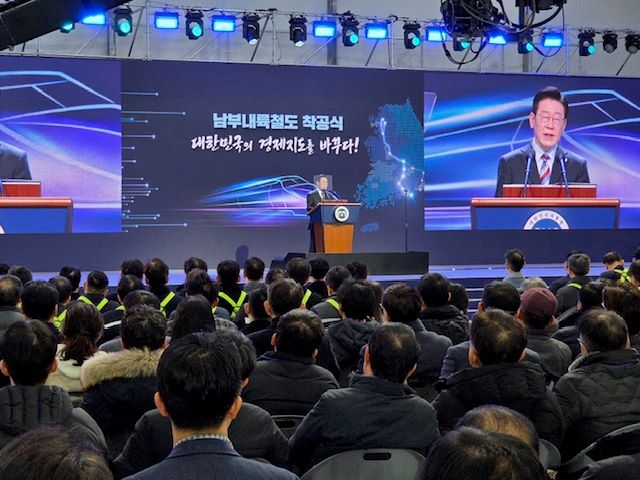 관련사진(남부내륙철도 거제서 착공 신호탄1).jpg