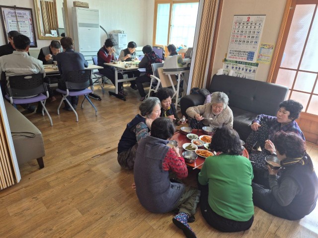 관련사진(거제시, 경남도내 최초 경로당 주 5일 공동급식 본격 시행2) 관련사진(거제시, 경남도내 최초 경로당 주 5일 공동급식 본격 시행2).jpg