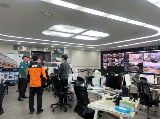 경제부지사_상황실방문점검및근무자격려(1) 경제부지사_상황실방문점검및근무자격려(1).jpg