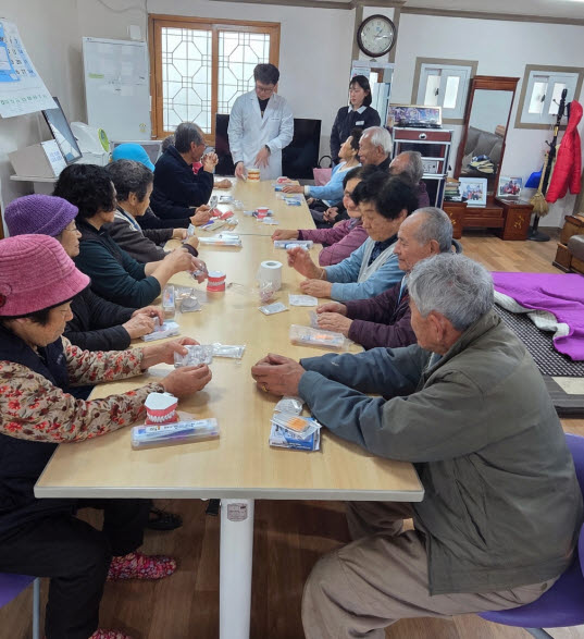 관련사진(덕곡보건진료소,구강보건교육 큰호응 사진 1) 관련사진(덕곡보건진료소,구강보건교육 큰호응 사진 1).jpg