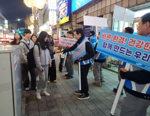 보도사진보도자료(거제시， 1388청소년지원단 연계 새학기 맞이 청소년 선도 캠페인)1.jpg