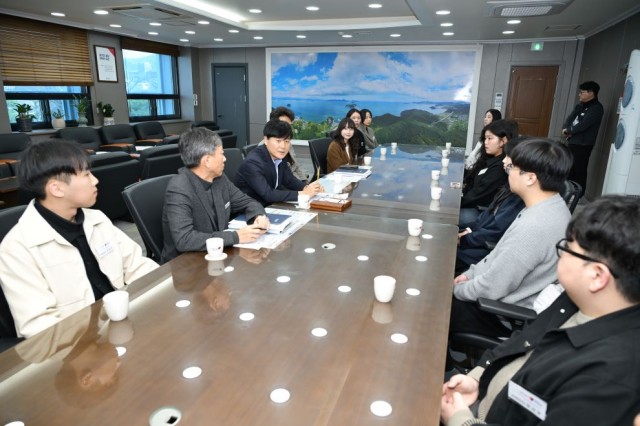 관련사진1(거제시， 청년행정인턴과 소통의 장 마련).jpg