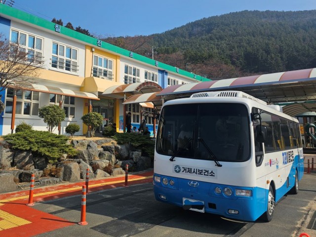 관련사진(거제시보건소, 의료취약지역 주민들을 위한 구강보건 이동진료차량 운영1).jpg