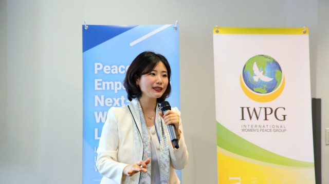 2_전나영_IWPG_대표가_여성평화교육을_소개하고_있다_.JPG