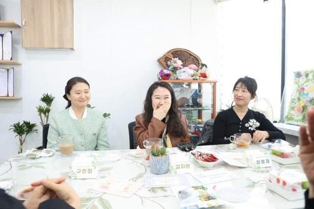 1 1. 회원들이 자신의 평화 이야기를 나누고 있다..jpg