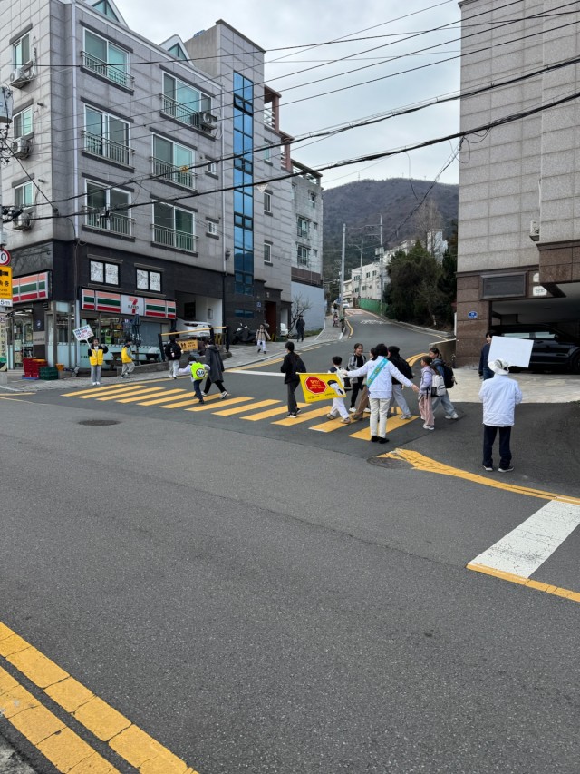 관련사진(초등학교 개학기 위해요소 안전점검 및 교통 안전 캠페인으로 안전한 통학 환경 조성1).jpg