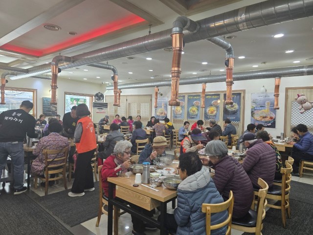 3 3. 23. - 통영해바라기, 취약계층 어르신 대상 따뜻한 식사 나눔 지원.jpg