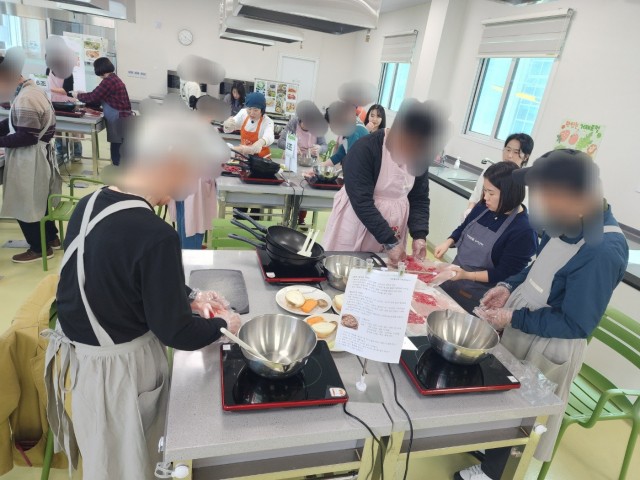 관련사진(거제시정신건강복지센터 거제시로컬누리센터 연계 요리수업활동 실시).jpg