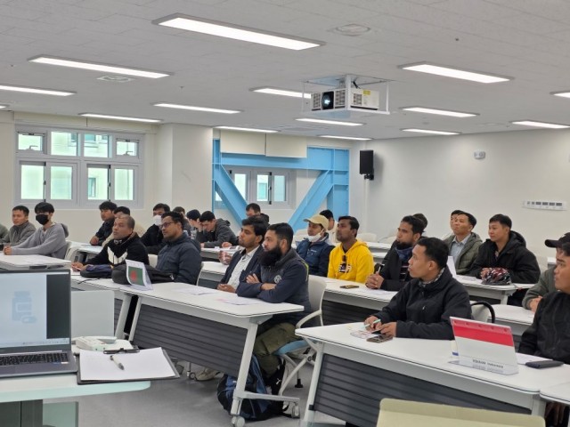 관련사진(거제외국인근로자지원센터，의약품 안전사용 및 마약예방 생활법률 교육 실시2).jpg