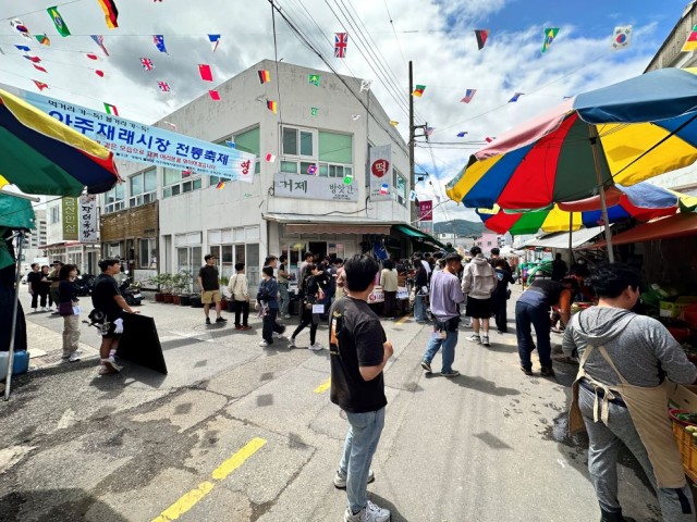 관련사진(거제 로케이션 인센티브 사업 첫 시행(영화촬영장면-거제읍내시장)) 관련사진(거제 로케이션 인센티브 사업 첫 시행(영화촬영장면-거제읍내시장)).JPG