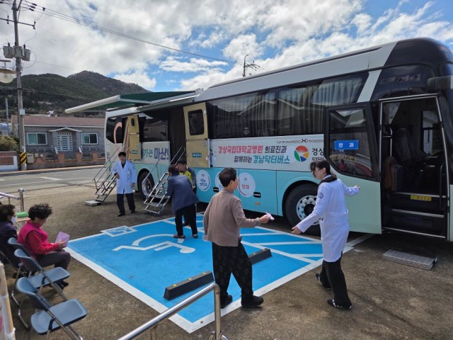 관련사진(우리 마을 의료 해결사，거제 가배마을 찾은 닥터버스 현장2).jpg