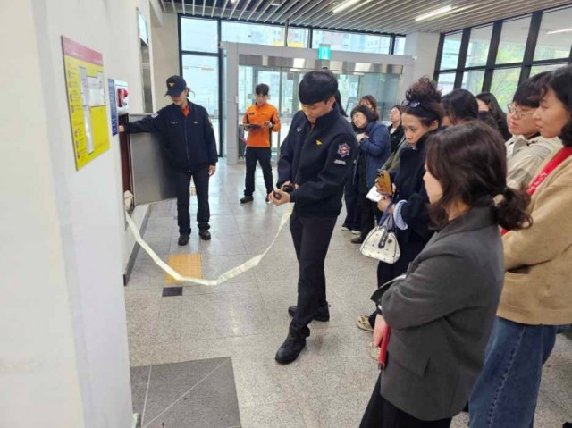 관련사진(거제시 가정행복지원센터, 정기 소방훈련으로 안전관리 역량 강화2) 관련사진(거제시 가정행복지원센터, 정기 소방훈련으로 안전관리 역량 강화2).jpg