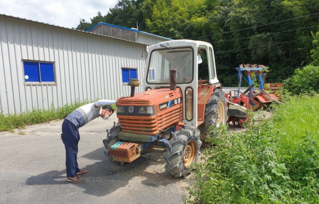 관련사진(거제시 미세먼지 저감을 위한 노후 농업기계 조기폐차 지원1).jpg