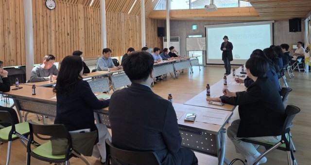 경남형목조건축확산을현장간담회사진(1) 경남형목조건축확산을현장간담회사진(1).jpg