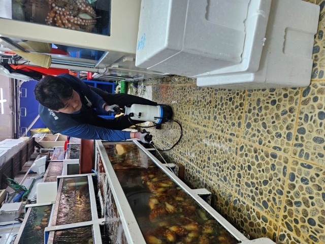 관련사진(거제시, 전통시장 내 식품취급업소 방제 사업 실시 및 위생물품 지원2).jpg