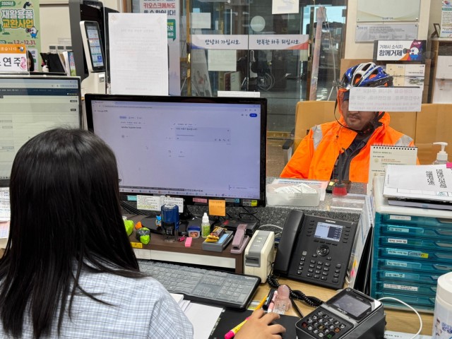 관련사진(거제시，AI 실시간 통·번역기도입).jpg