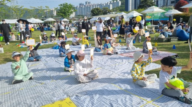 관련사진(책의 바다를 서핑하다! 2026 거제 야외도서관 『봄날의 書(서)핑』 성료3).jpg