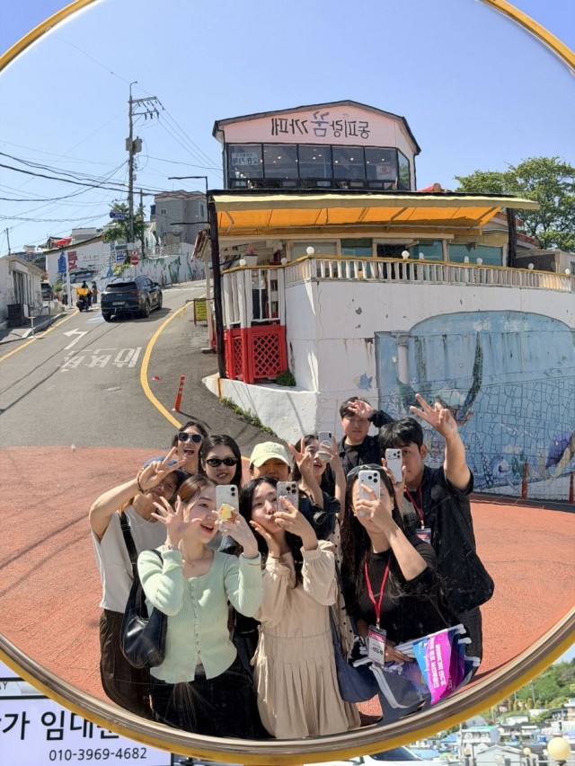 4. 28. - 통영시 ‘강구안 미디어미항’ 인플루언서 팸투어로 전국 확산 시동 5(동피랑).jpg