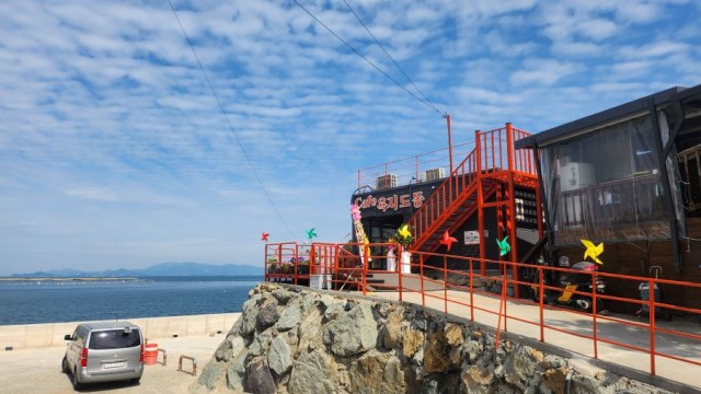 4. 30. - 통영 욕지, 어촌신활력증진사업 ‘Cafe 욕지 도동’ 본격 운영 2.jpg