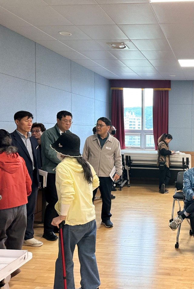 관련사진(민기식 거제시장 권한대행, 경남도민 생활지원금 접수처 현장점검2).jpg