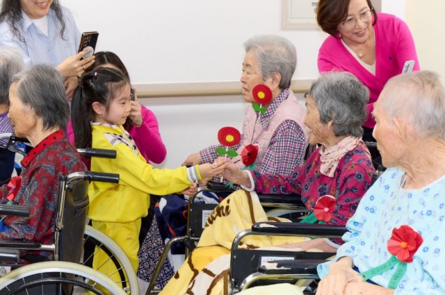 5. 8. - 통영시 공보감사실, 어버이날 맞아 자매결연시설 위문 방문 3.jpg