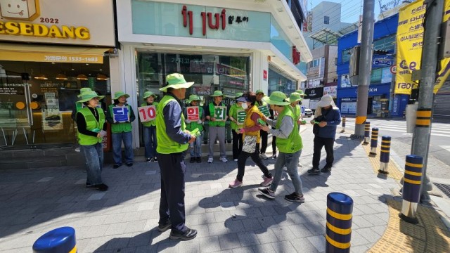 관련사진(자연보호중앙연맹 거제시 협의회 5월 일회용품 제로데이 캠페인 실시2).jpg