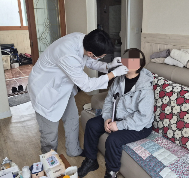 관련사진(거제시보건소, 취약계층을 위한 ‘찾아가는 재가 노인·장애인 방문구강관리’ 박차1).jpg