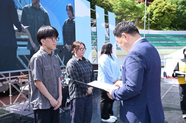 관련사진(거제시청소년문화축제 모범청소년 시장표창 수상2).jpg