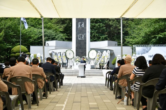 관련사진(거제시， 제71회 현충일 추념식 거행5) (2).jpg