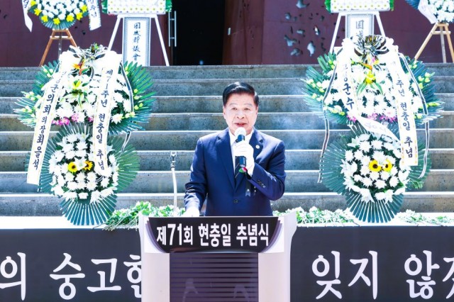 1-4 「그분들이 지켜준 미소 우리들이 전하는 감사」고성군, 제71주년 현충일 추념식 개최 1-4 「그분들이 지켜준 미소 우리들이 전하는 감사」고성군, 제71주년 현충일 추념식 개최.jpg